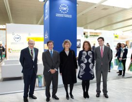 De izquierda a derecha, Gonzalo Echagüe, Angel Fernández, Isable García Tejerina, Ana Botella y Francisco de Borja Sarasola, en el stand de la FEMP.